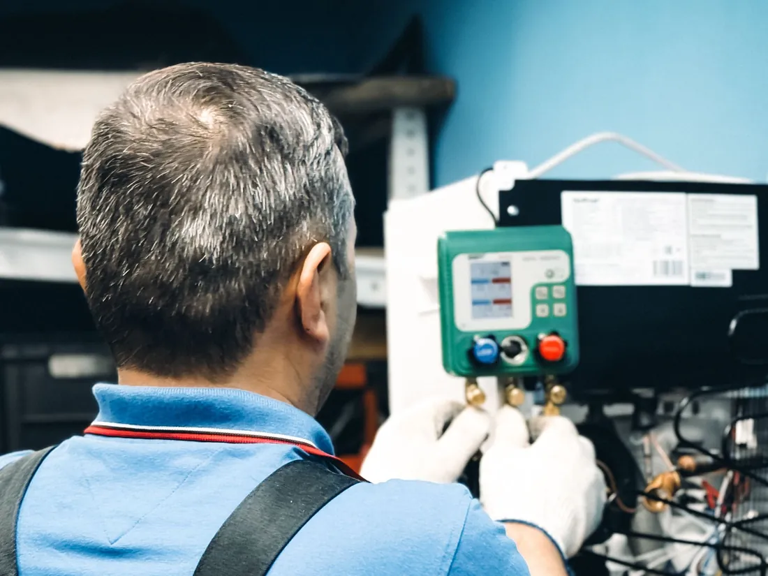 Técnico da MK Climatização em atendimento