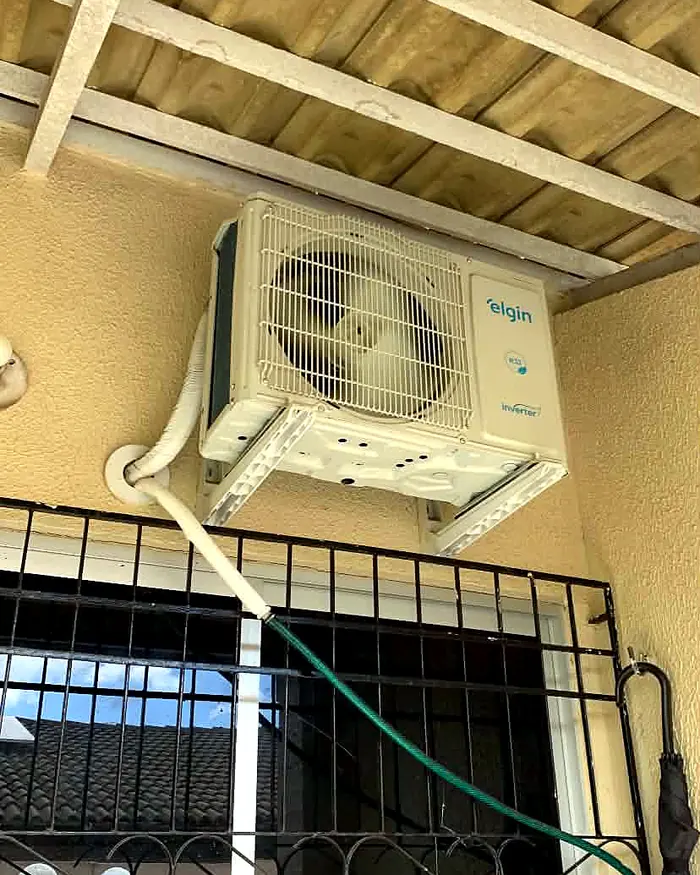 Condensadora em área comercial — MK Climatização