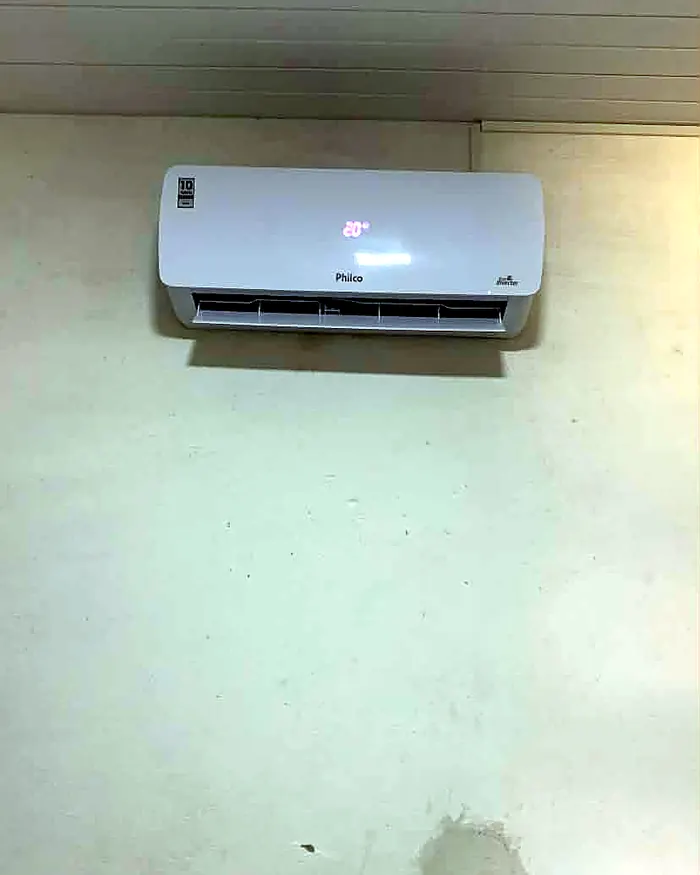 Split instalado em parede branca — MK Climatização