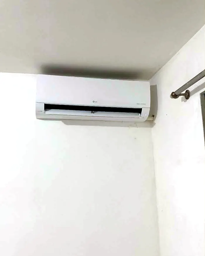 Split instalado no canto da sala — MK Climatização