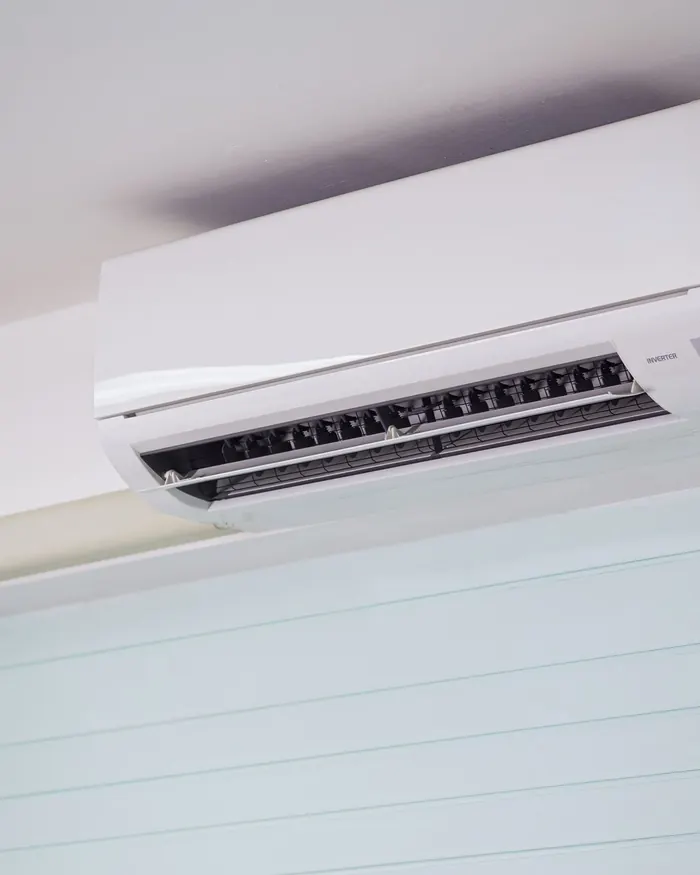 Split instalado em ambiente moderno — MK Climatização